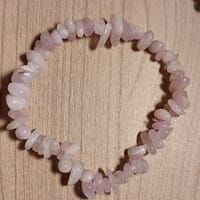 kunsite Bracelet Baroque en Kunzite Amour – Douceur – Apaisement émotionnel La kunzite est une pierre d’amour profond et de paix intérieure.