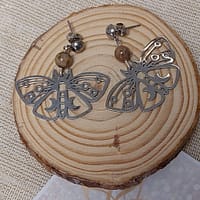 boucles d’oreilles papillon et pierre de lune beige foncé boucles d'oreilles papillon et pierre de lune en acier inoxydable