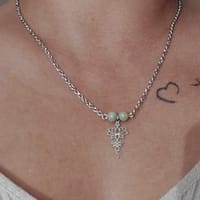 pendentif jade fleur de lotus porté pendentif jade fleur de lotus porté