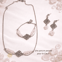 La parure Rosée de Quartz Rose est une invitation à la douceur, à l’amour de soi et à l’apaisement du cœur. Composée d’un collier, d’un bracelet et de boucles d’oreilles, elle associe la délicatesse du quartz rose naturel à l’élégance intemporelle de l’acier inoxydable.
