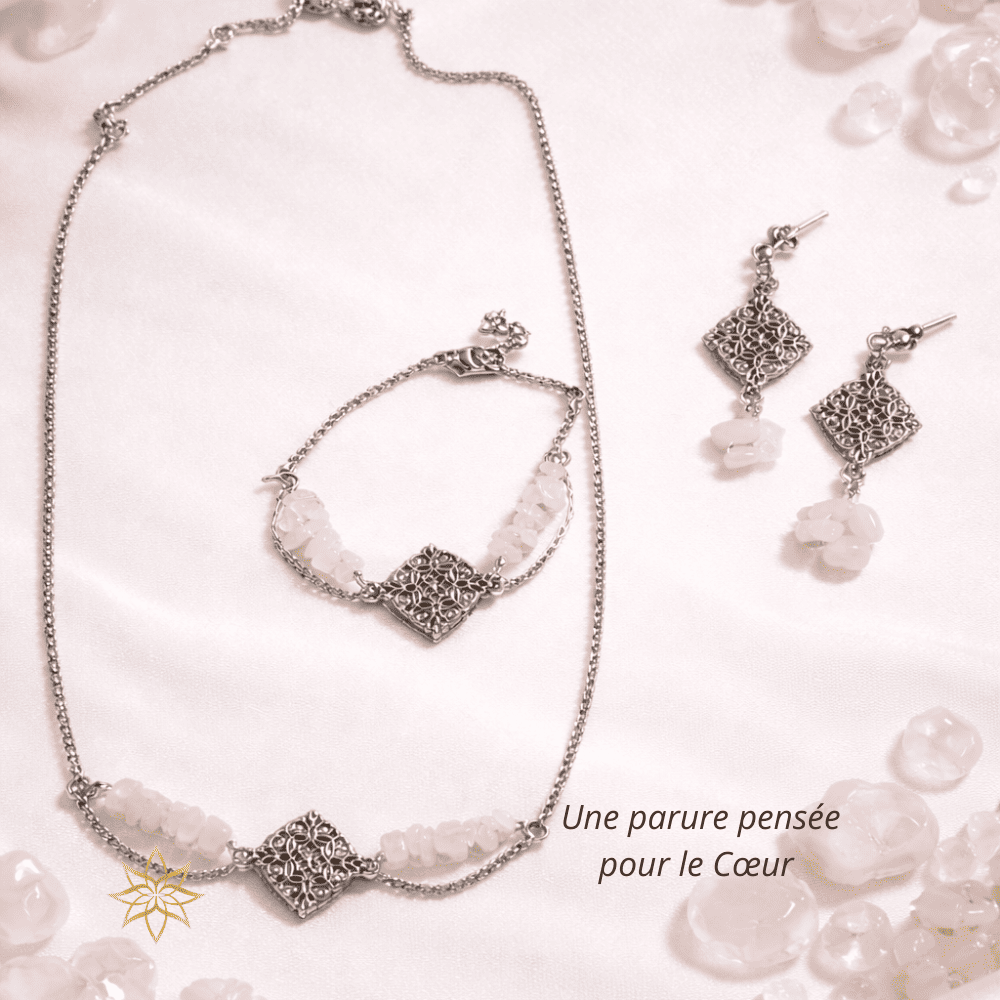 La parure Rosée de Quartz Rose est une invitation à la douceur, à l’amour de soi et à l’apaisement du cœur. Composée d’un collier, d’un bracelet et de boucles d’oreilles, elle associe la délicatesse du quartz rose naturel à l’élégance intemporelle de l’acier inoxydable.