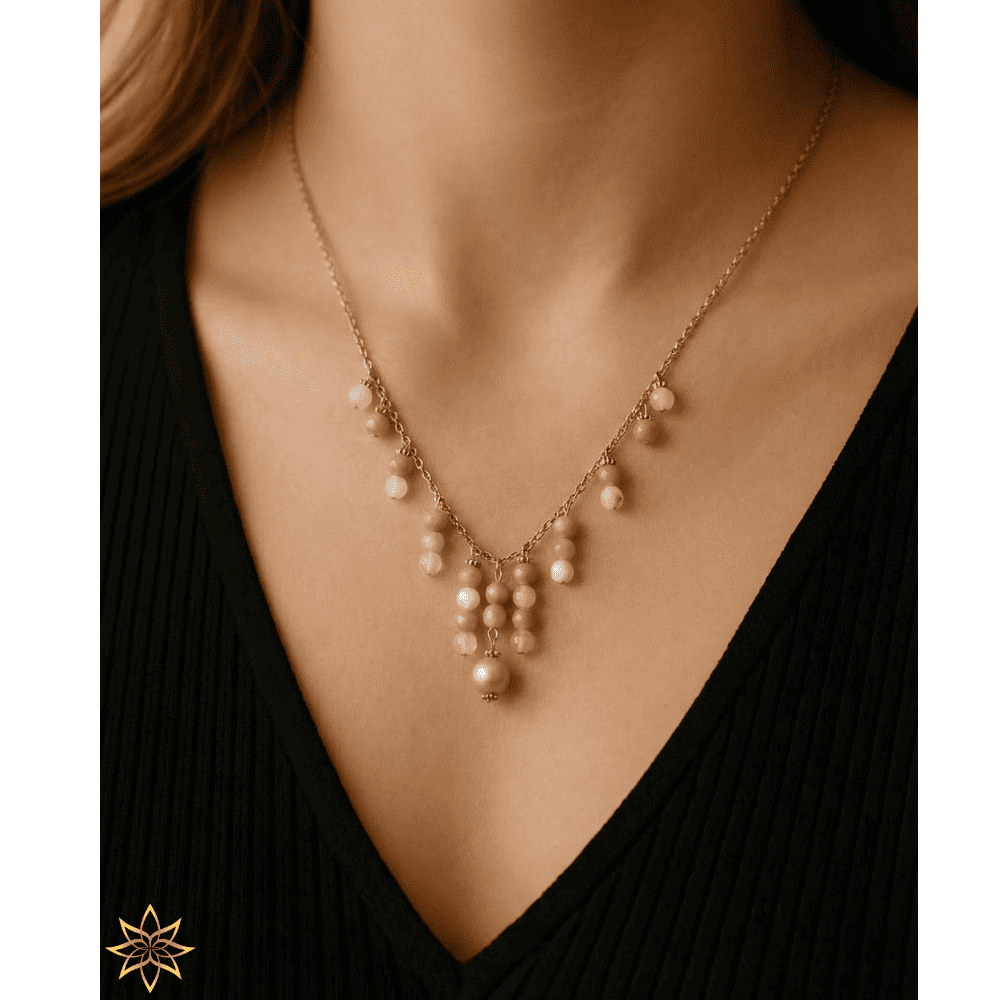 La parure Lune de miel est une ode à la douceur, à la féminité et à l’intuition. Inspirée par l’énergie apaisante de la lune, elle a été créée comme un bijou-talisman, pensé pour accompagner les femmes dans leur sensibilité, leur équilibre émotionnel et leur reconnexion intérieure. Composée d’un collier, d’un bracelet et de deux paires de boucles d’oreilles (dont une version à clips pour oreilles non percées), cette parure associe la pierre de lune naturelle à l’élégance lumineuse de l’acier inoxydable doré. Parure Lune de miel – Pierre de lune et acier inoxydable