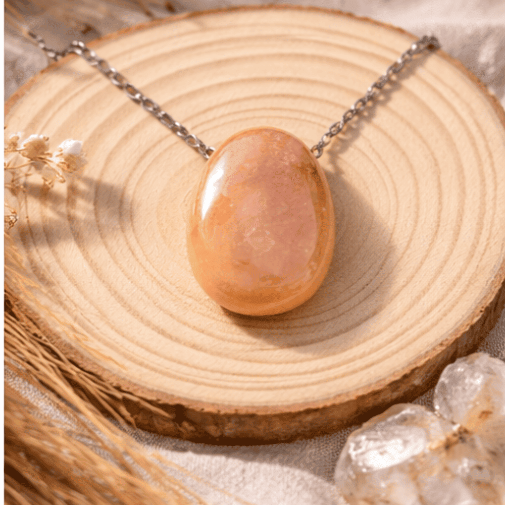 Le pendentif en aventurine pêche est une pierre associée à la douceur, à l’apaisement émotionnel et à l’amour de soi. Le pendentif en aventurine pêche est une pierre associée à la douceur, à l’apaisement émotionnel et à l’amour de soi.