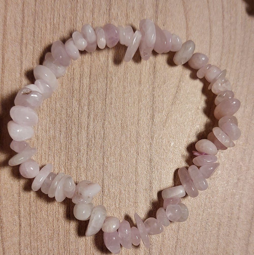kunsite Bracelet Baroque en Kunzite Amour – Douceur – Apaisement émotionnel La kunzite est une pierre d’amour profond et de paix intérieure.