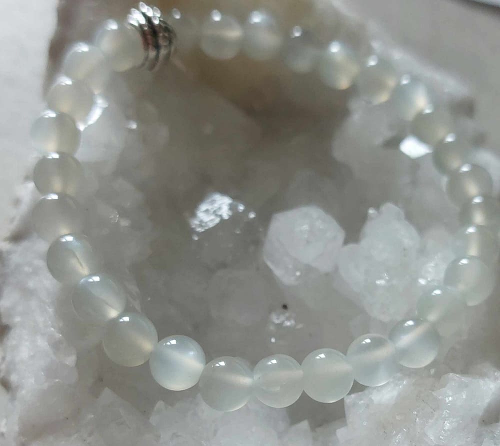 bracelet pierre de lune ou l'éveil du féminin sacré Ce bracelet est une ode à la féminité dans toute sa puissance et sa douceur. La pierre de lune, qu’elle soit blanche ou multicolore, est reconnue depuis des siècles comme une alliée précieuse des femmes. Elle incarne l’énergie lunaire, celle qui guide les cycles, les intuitions et les transformations intérieures.