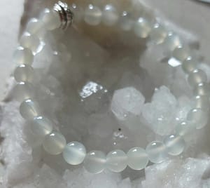 bracelet pierre de lune ou l'éveil du féminin sacré Ce bracelet est une ode à la féminité dans toute sa puissance et sa douceur. La pierre de lune, qu’elle soit blanche ou multicolore, est reconnue depuis des siècles comme une alliée précieuse des femmes. Elle incarne l’énergie lunaire, celle qui guide les cycles, les intuitions et les transformations intérieures.
