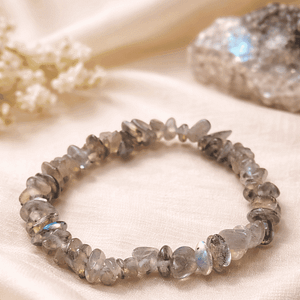 labradorite Bracelet Baroque en Labradorite Protection – Intuition – Équilibre émotionnel La labradorite est la pierre incontournable des personnes sensibles et empathiques. ✨ Ses bienfaits : Absorbe les énergies négatives Protège des émotions extérieures Renforce l’intuition et la clarté mentale Apaise les émotions et la fatigue émotionnelle 💬 Parfaite pour les personnes hypersensibles, thérapeutes, soignants ou empathes. 👉 Un bracelet protecteur, élégant et profondément apaisant.