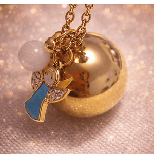 Bola de grossesse doré Bola de grossesse doré à la finition brillante, orné d’une perle quartz rose naturelle et de charms symboliques. Son son cristallin apaise bébé in utero et invite à la connexion émotionnelle. Ce bijou de grossesse allie élégance, douceur et spiritualité, parfait pour accompagner la future maman avec bienveillance.