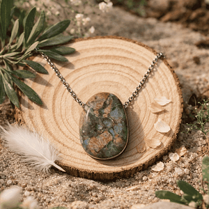 bleue liberite Pierre de libération émotionnelle, la libérite bleue invite au lâcher-prise, à l’expression sincère et à la paix intérieure.