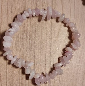 kunzite Bracelet Baroque en Kunzite Amour – Douceur – Apaisement émotionnel La kunzite est une pierre d’amour profond et de paix intérieure.
