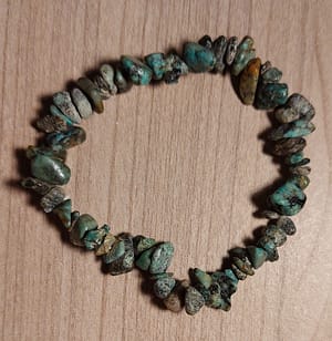 turquoise Le bracelet baroque en turquoise est une pierre de communication, d’apaisement et de protection. Utilisée depuis des siècles, elle favorise l’expression sincère, la confiance dans la parole et l’harmonie relationnelle. La turquoise aide à calmer les tensions émotionnelles, à apaiser l’esprit et à équilibrer les émotions.