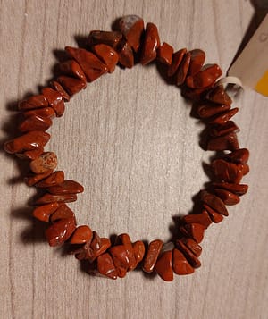 jaspe rouge ❤️ Bracelet Baroque en Jaspe Rouge Ancrage – Vitalité – Force intérieure Pierre de la stabilité et du courage, le jaspe rouge est un véritable pilier énergétique. ✨ Ses bienfaits : Redonne énergie et motivation Favorise l’ancrage et la sécurité intérieure Aide à dépasser la fatigue physique et mentale Soutient dans les périodes de stress ou de changements 💬 Idéal si tu te sens dispersée, épuisée ou que tu as besoin de retrouver ton élan vital. 👉 Un bracelet puissant, rassurant, qui te reconnecte à la terre et à ta force intérieure.