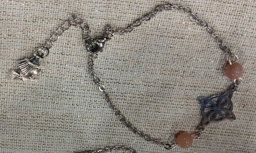 pierre de lune breloque sorciere (2) breloque sorcière sur le bracelet nœud de sorcière et pierres