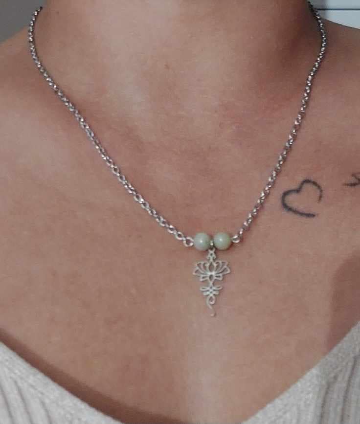 pendentif jade fleur de lotus porté pendentif jade fleur de lotus porté