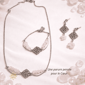 Parure Tendresse Rosée de Quartz Rose – Acier inoxydable & pierre naturelle La parure Rosée de Quartz Rose est une invitation à la douceur, à l’amour de soi et à l’apaisement du cœur. Composée d’un collier, d’un bracelet et de boucles d’oreilles, elle associe la délicatesse du quartz rose naturel à l’élégance intemporelle de l’acier inoxydable.