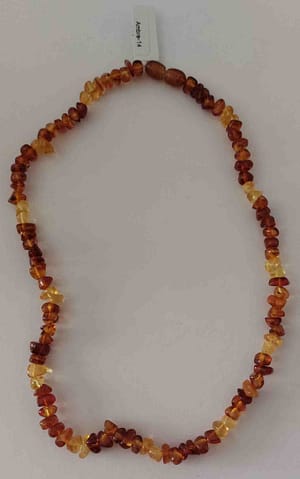 L’ambre est une résine fossile précieuse, utilisée depuis des siècles pour ses propriétés apaisantes et énergétiques. Porté sous forme de bijou, il accompagne le corps et l’esprit dans une démarche de soulagement naturel et de reconnexion intérieure.